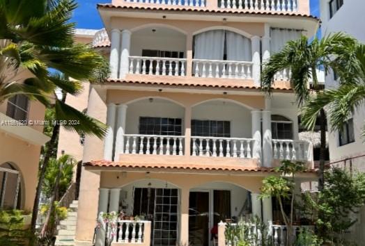 The Villas Princesa Residential is located in the area of ??Punta Cana, Bavaro, with more than 40 km. of white sand beaches
Villas Princesa is a complex of 12 apartments, 3 studios and a commercial office,
golf courses and casinos and 20 minutes from the Punta Cana International Airport, which
which makes the property an excellent and incomparable location with an extension
of land of 1,250 m2 and approx. 990 m2 of constructionConsisting of 3 Villas of two
levels, with one apartment per level of 130 m2 each, fully furnished, with
2 bedrooms with air conditioning, 2 bathrooms, large living room, kitchen, balcony.
Currently the purpose of the residential is for short and long term rental with a
average occupancy in recent years of 95%; 24-hour security, surveillance cameras