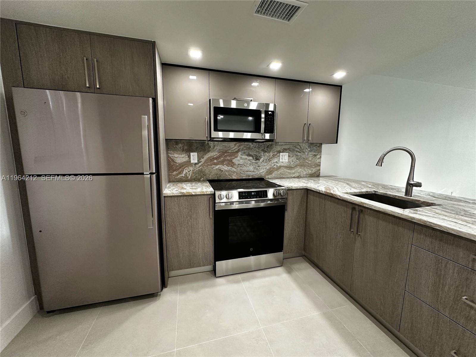 THE GARDENS OF KENDALL CO - Residential Lease