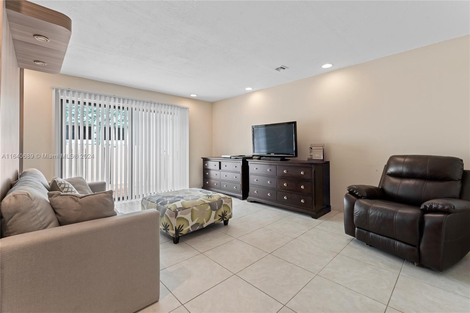 LAUDERDALE BEACH EXT UNIT - Residential