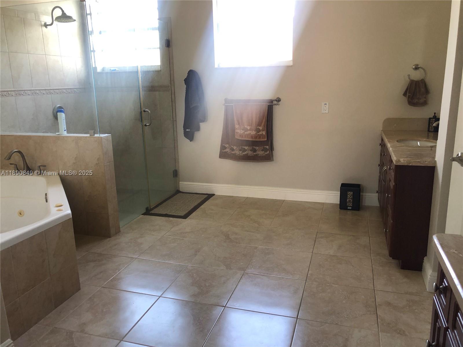 REDLANDS COLONIAL ESTATES - Residential Lease