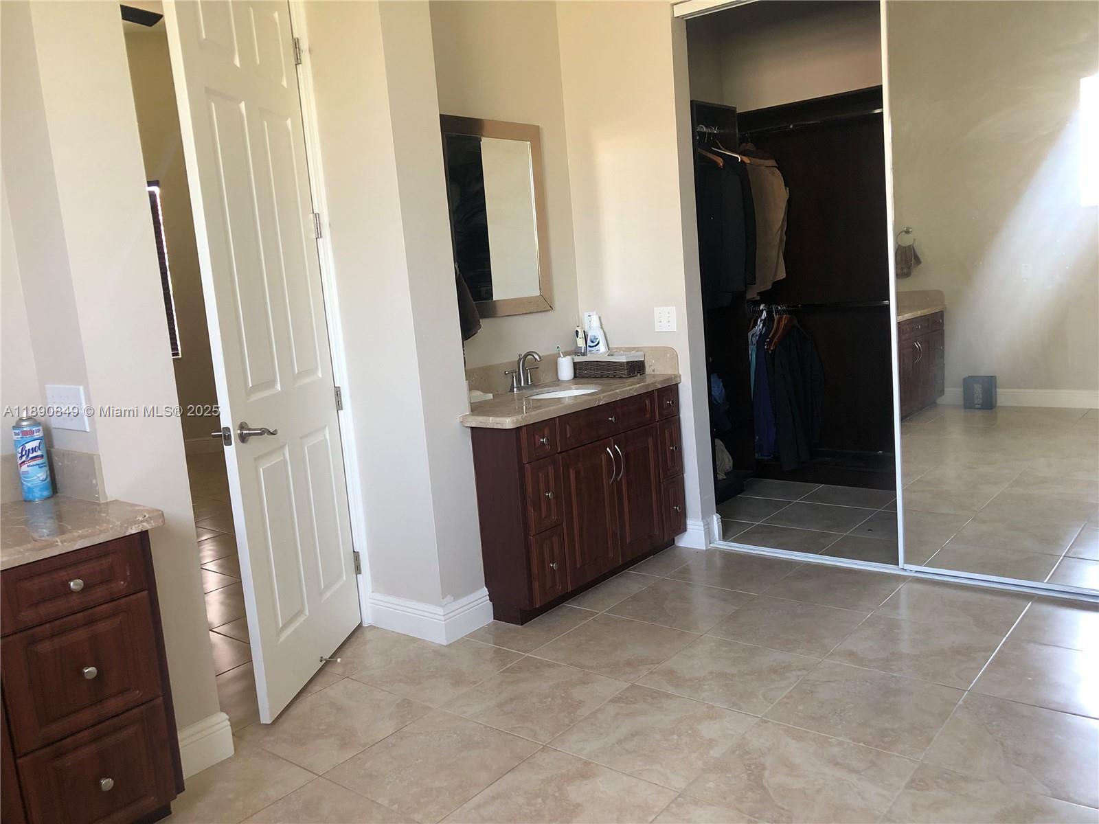 REDLANDS COLONIAL ESTATES - Residential Lease