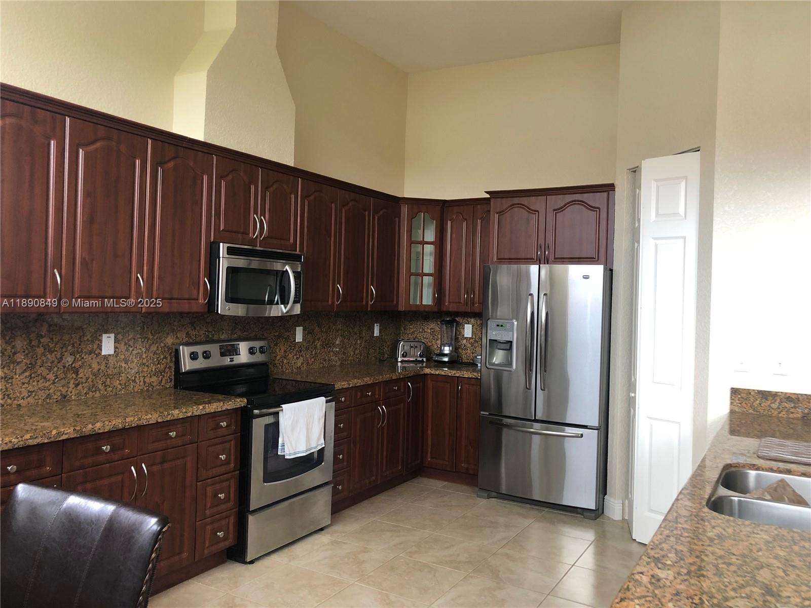 REDLANDS COLONIAL ESTATES - Residential Lease
