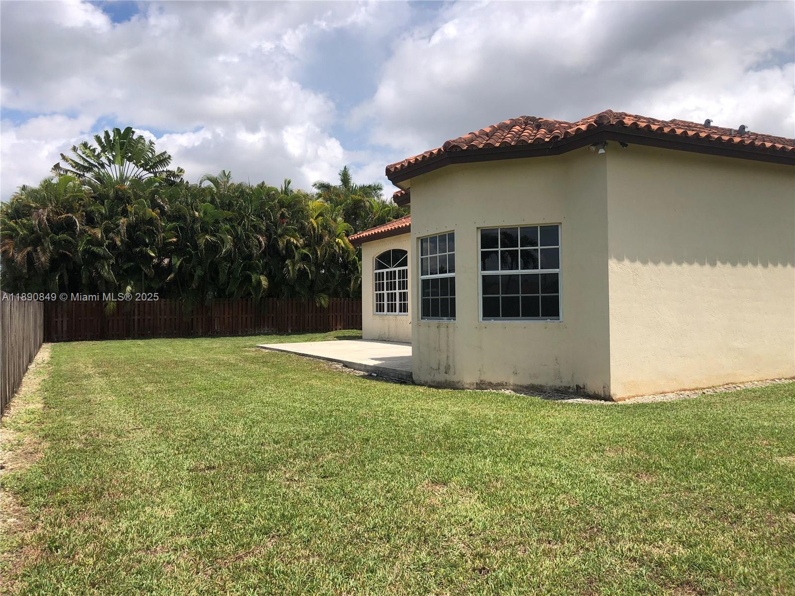 REDLANDS COLONIAL ESTATES - Residential Lease
