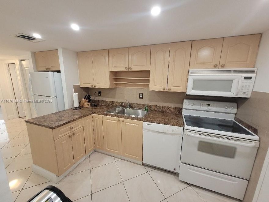 Boaters dream !! Split floor plan condo with 2/2 . Tile flooring, Open kitchen , renovated bathrooms, with spacious living room & dining room area, separate hallway leading to 1 large beds & baths, plenty of closet space balcony allowing for wonderful cross-breeze and spectacular N & E views. Needs TLC! Amenities include tennis court, hair/nail salon, private marina, 2 swimming pools, restaurant/mini-mart, NEW GYM, 24-7 Security w/Gate access. HOA fee includes extended HD cable, WiFi, and a full service contract with TOTAL Appliance & Plumbing. Building perfectly located in the heart of Aventura. Close to all shops, Fresh Market, Starbucks, Panera Bread, Burger-Fi, Olive Garden, etc. Minutes from Sunny Isles Beach, Aventura Mall, I-95, Airport(s), all major shopping centers & schools