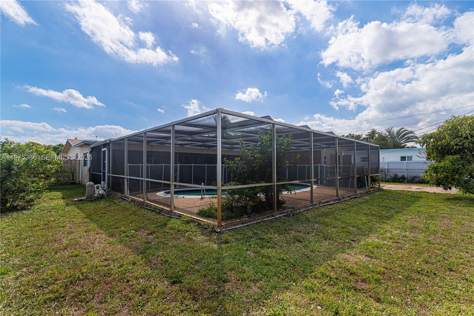 HOLLYWOOD HILLS - Residential