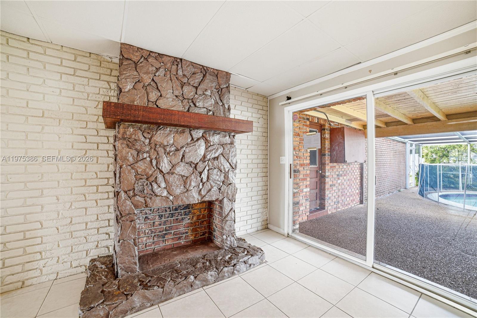 HOLLYWOOD HILLS - Residential