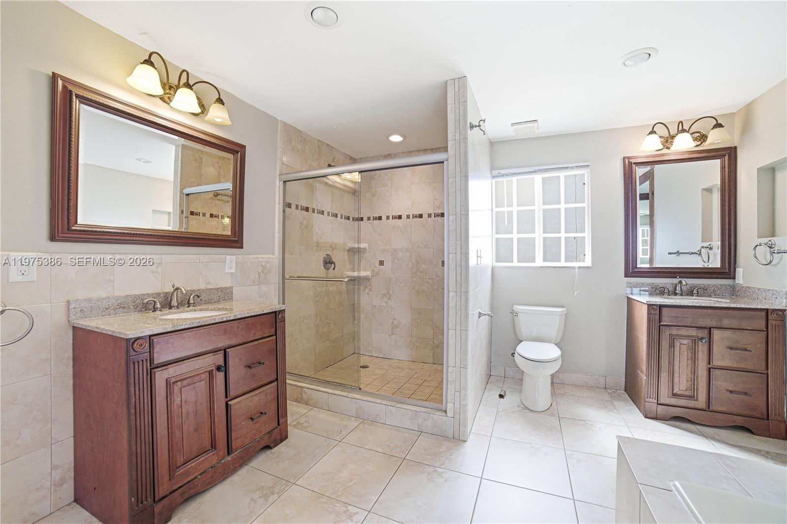 HOLLYWOOD HILLS - Residential