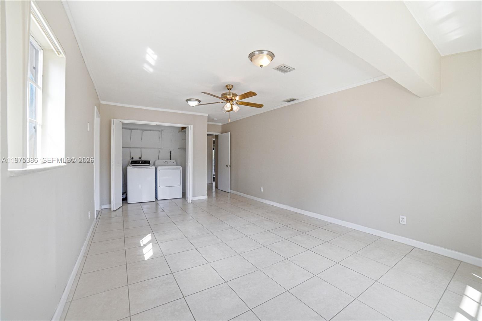 HOLLYWOOD HILLS - Residential