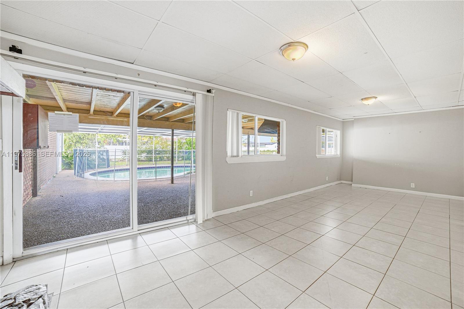 HOLLYWOOD HILLS - Residential