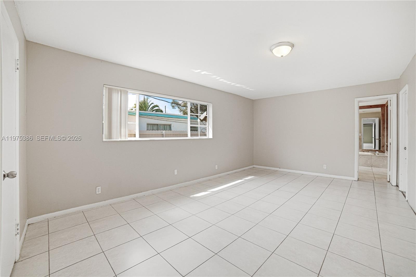 HOLLYWOOD HILLS - Residential