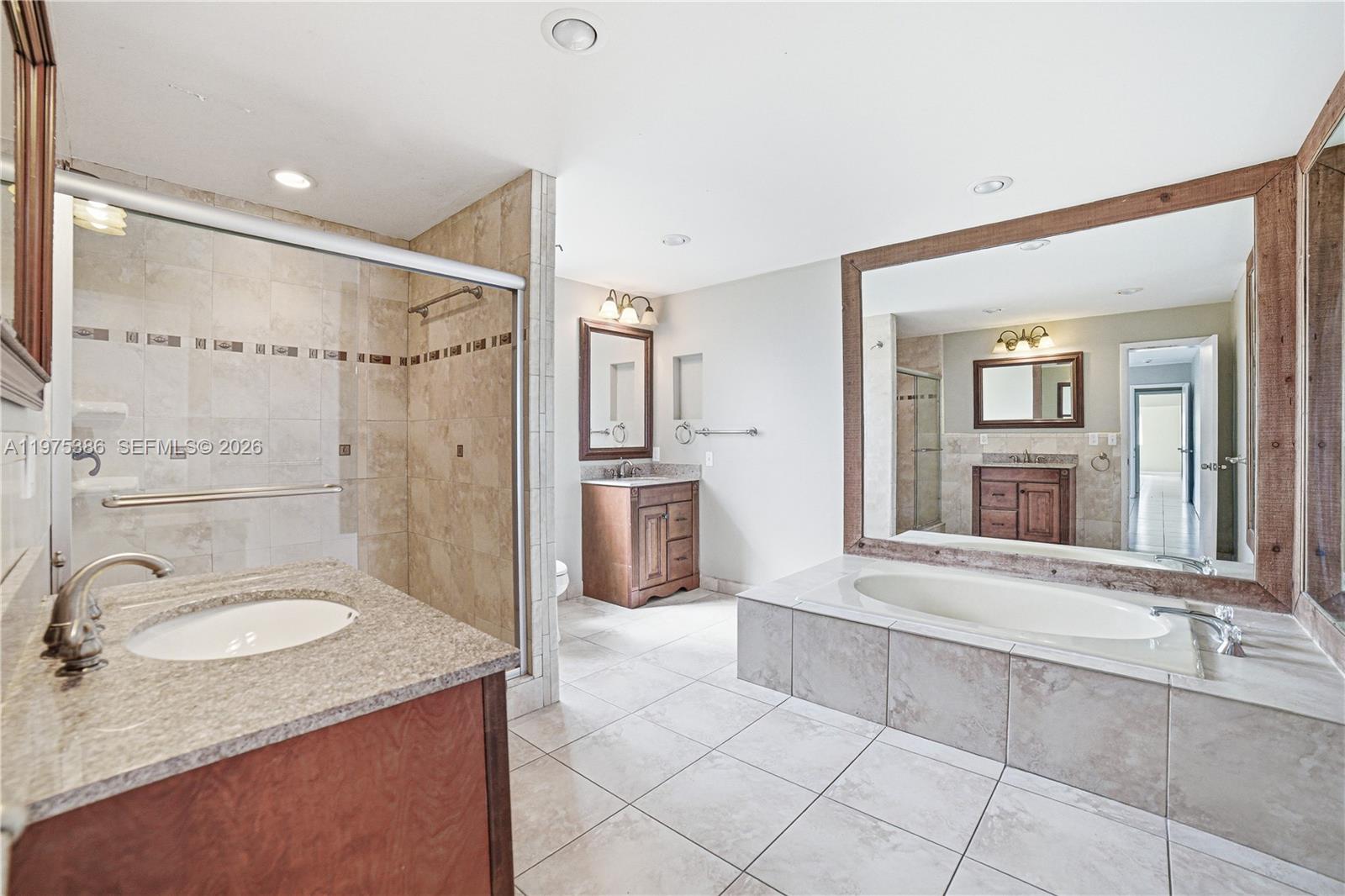 HOLLYWOOD HILLS - Residential