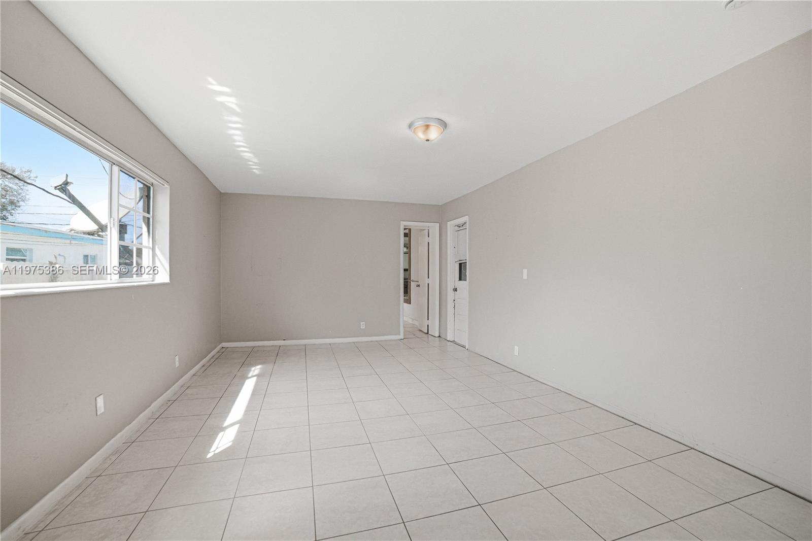 HOLLYWOOD HILLS - Residential