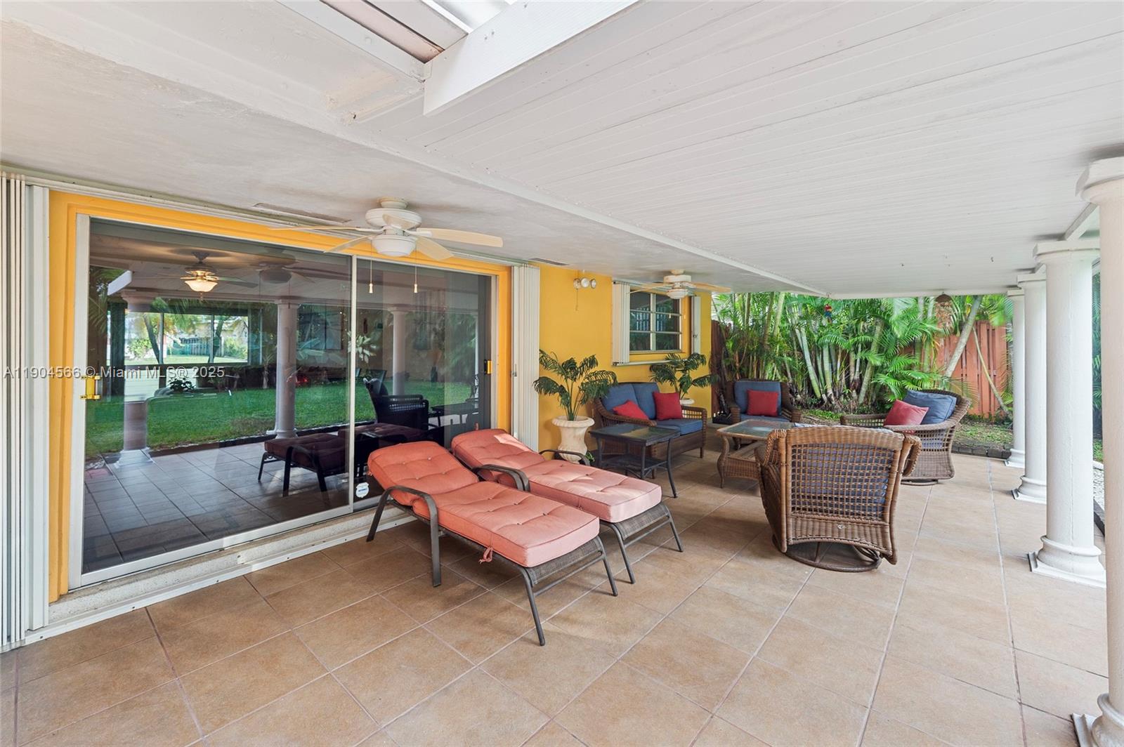 HOLLYWOOD HILLS - Residential