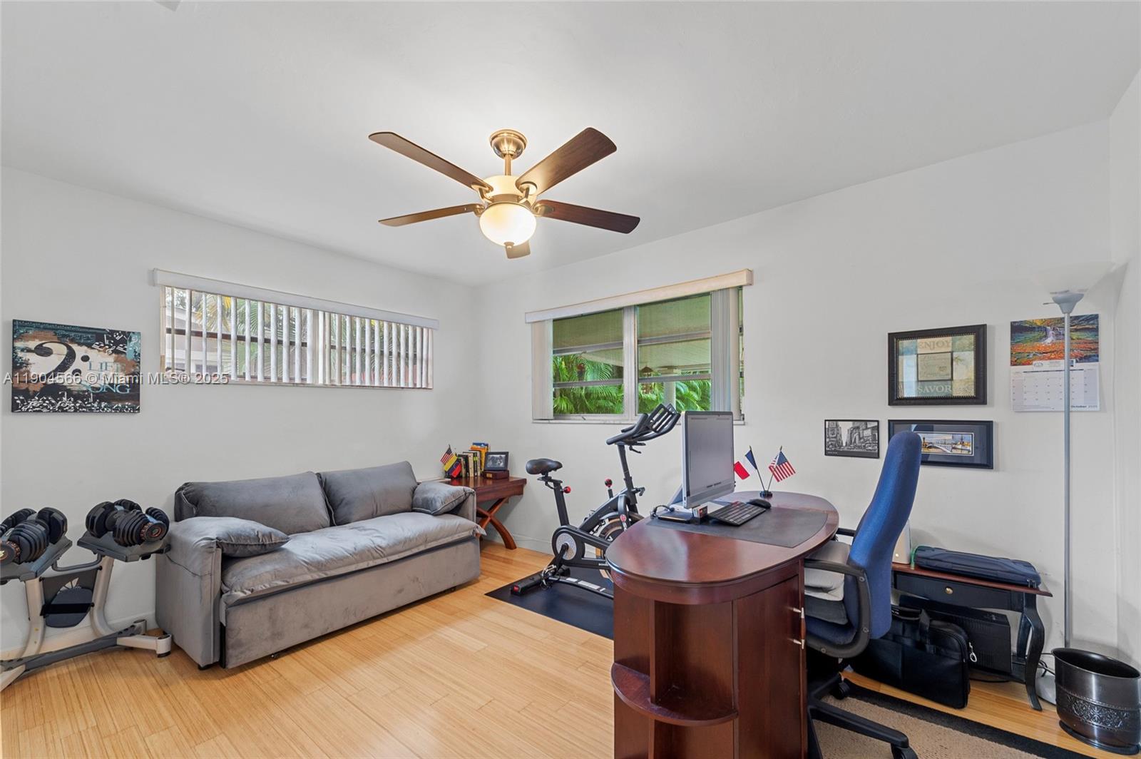 HOLLYWOOD HILLS - Residential