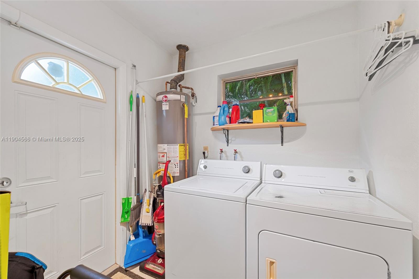 HOLLYWOOD HILLS - Residential