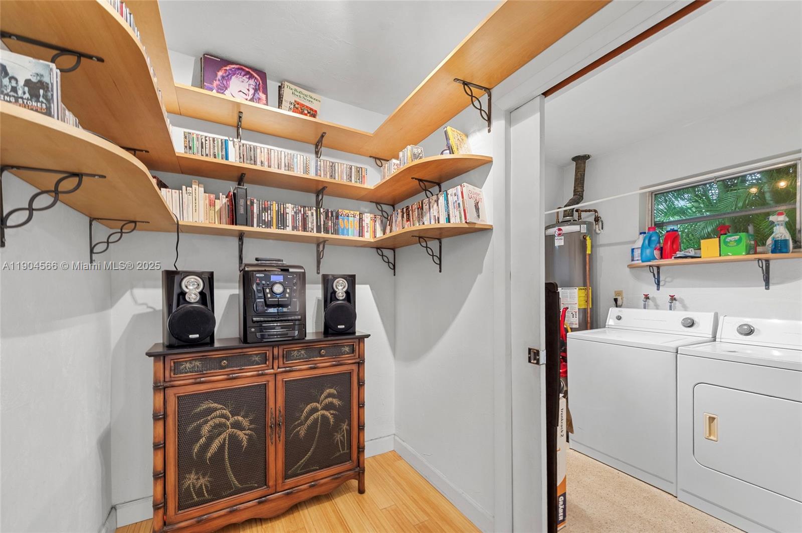 HOLLYWOOD HILLS - Residential