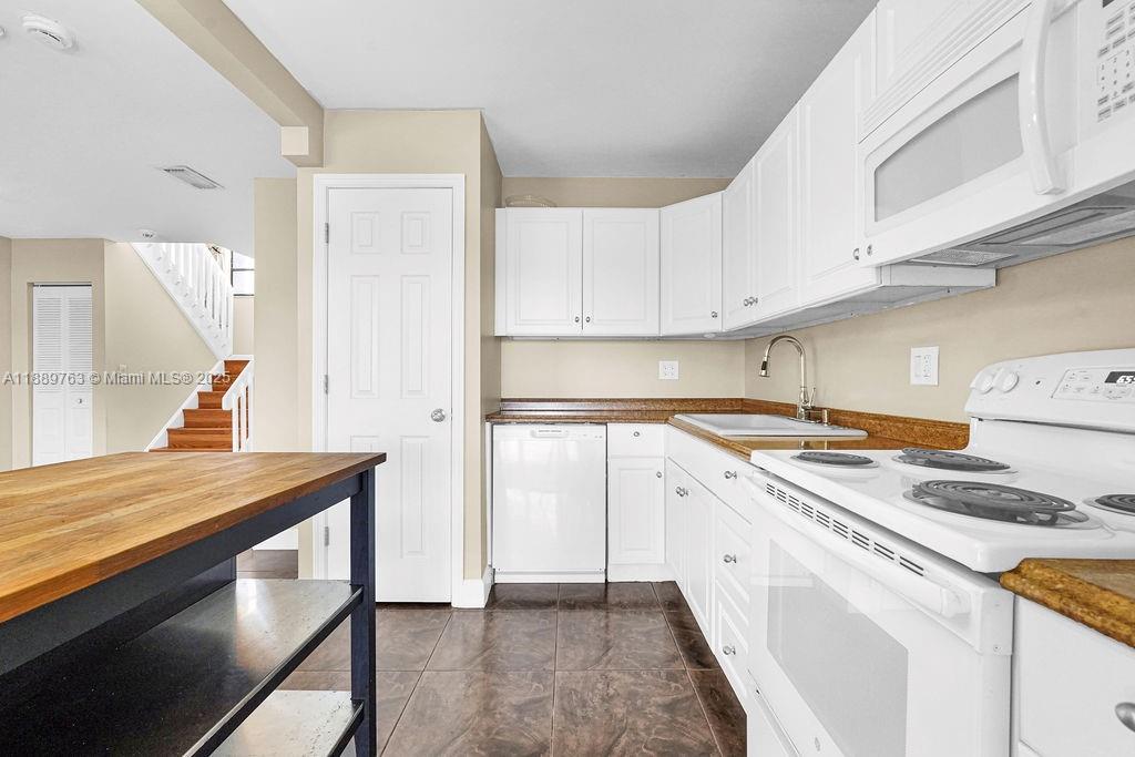 PEMBROKE POINTE SECTION T - Residential Lease