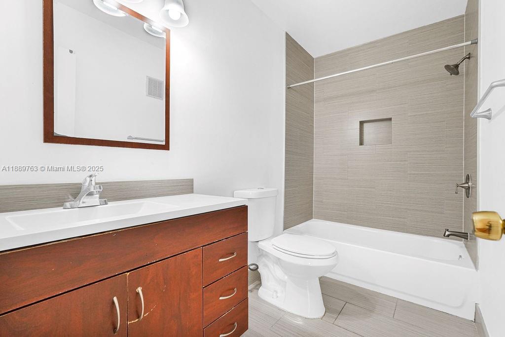 PEMBROKE POINTE SECTION T - Residential Lease