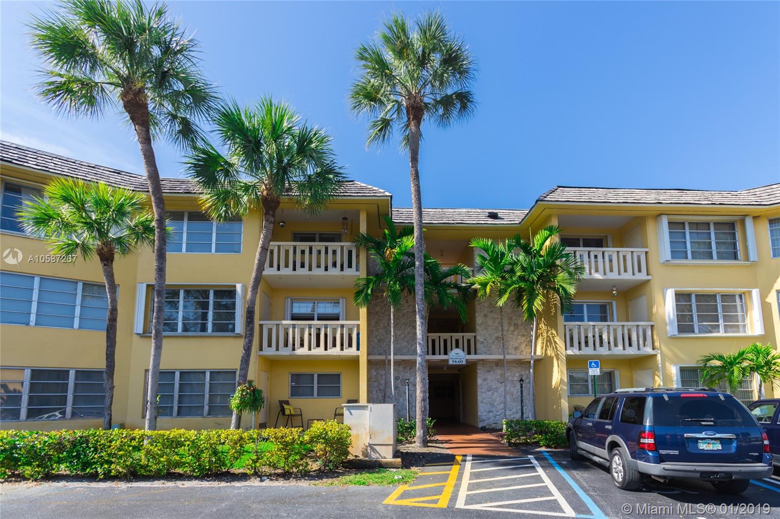 Fully updated unit, more than $60,000 in renovations. Porcelain floor, SS appliances, new AC, renovated kitchen, waterless water heater. Great school district and centrally located. Building has elevator and laundry. Community pool, exercise room, playground, tennis courts and plenty of guess parking.