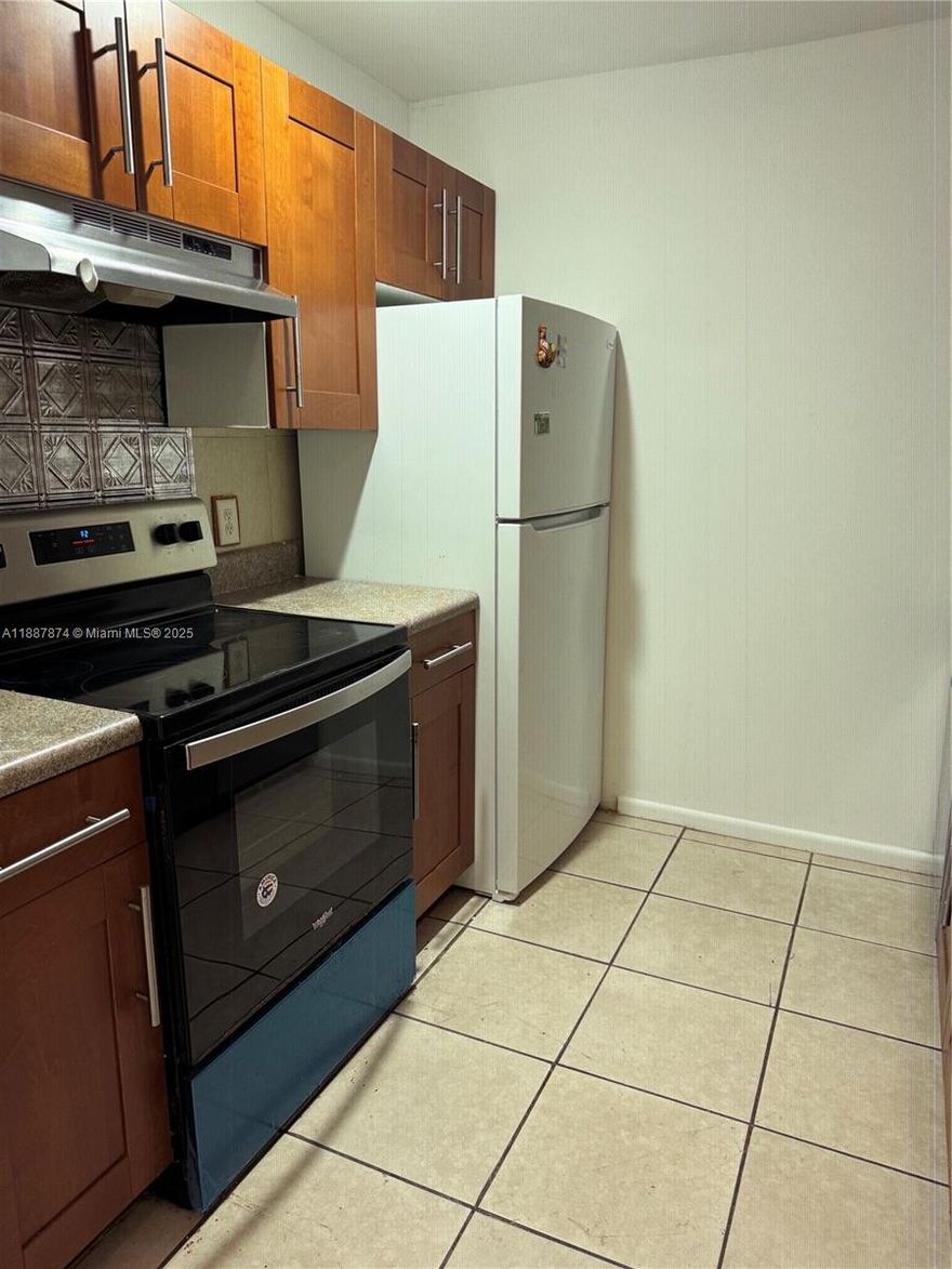 AMAZING RENTAL 1 BED/1BATH IN GATED 55+ COMMUNITY OF CENTURY VILLAGE, NEW REFRIGERATOR AND A/C,FRESHLY PAINTED READY TO MOVE IN,EXCELENT GOLF VIEW,NEAR TO LAUNDRY ROOM AND ELEVATOR,LOCAL TRANSPORTATION,RESTAURANT,THEATRE AND MUCH MORE AMMENITIES,DONT MISS THIS ONE!!!!!!!!!!!!!!!