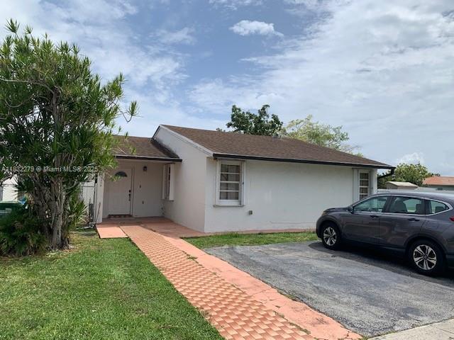 VERY NICE HOME 4 BEDROOMS AND 2 BATHROOMS IN A CORNER LOT * LOCATED NEAR TURNPIKE, SHOPING CENTERS, SCHOOLS, ETC * GRANITE COUNTERTOP KITCHEN * ONE OF THE BATHROOMS WAS REMODELED AROUND 3 YEARS AGO * LARGE LIVING AND DINING AREA AND FAMILY ROOM * OPEN PORCH AND PATIO WITH A HUGE AVOCADO TREE * FRESH PAINTED SOCIAL AREA * NO CONDO OR HOA RULES.