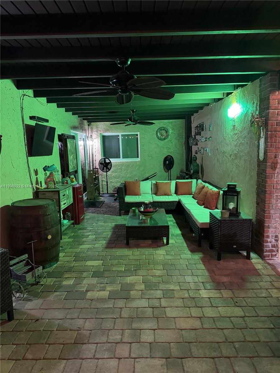 SNAPPER CREEK VILLAS - Residential