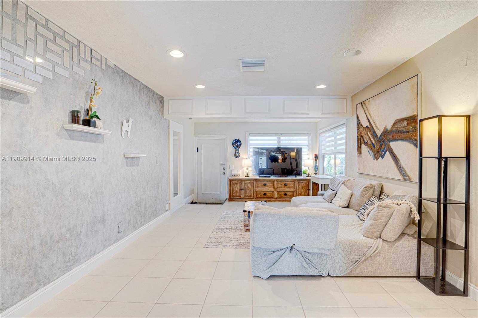 HOLLYWOOD PARK - Residential