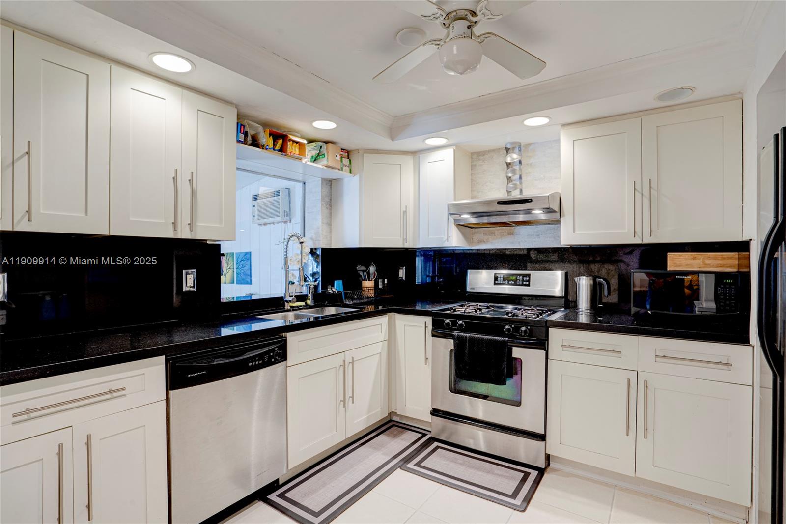 HOLLYWOOD PARK - Residential