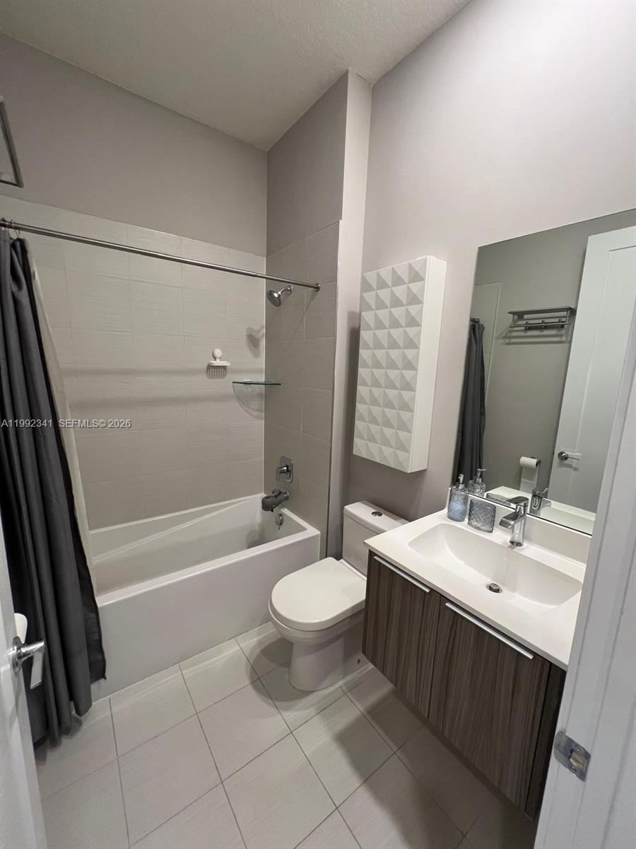 LANDMARK AT DORAL CENTRAL - Residential Lease