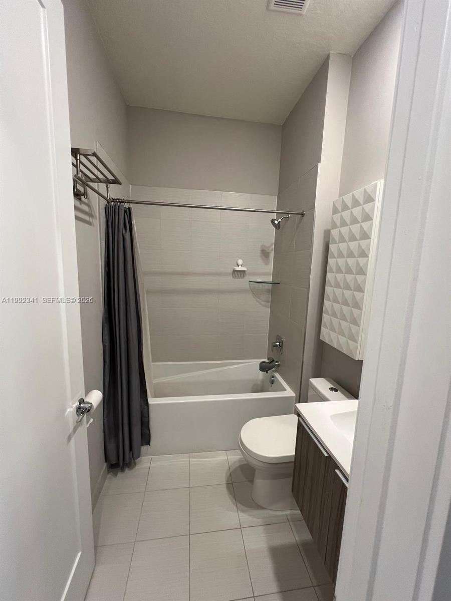 LANDMARK AT DORAL CENTRAL - Residential Lease