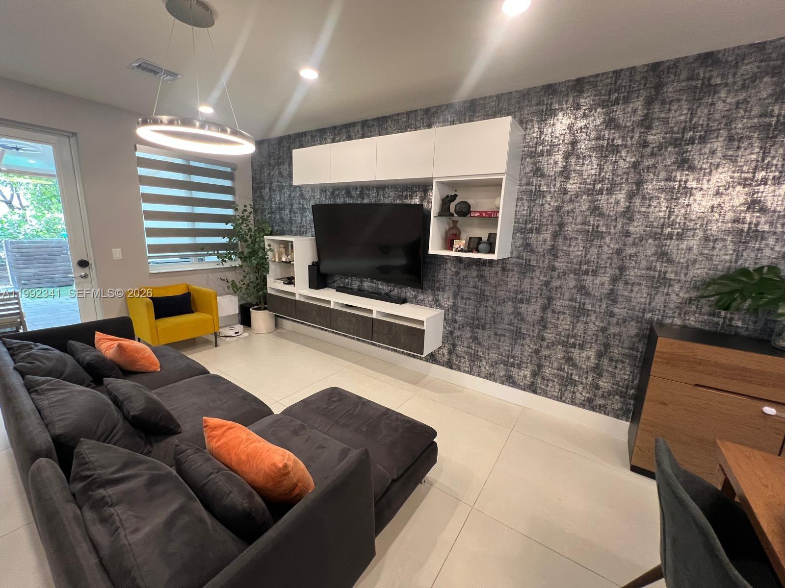 LANDMARK AT DORAL CENTRAL - Residential Lease