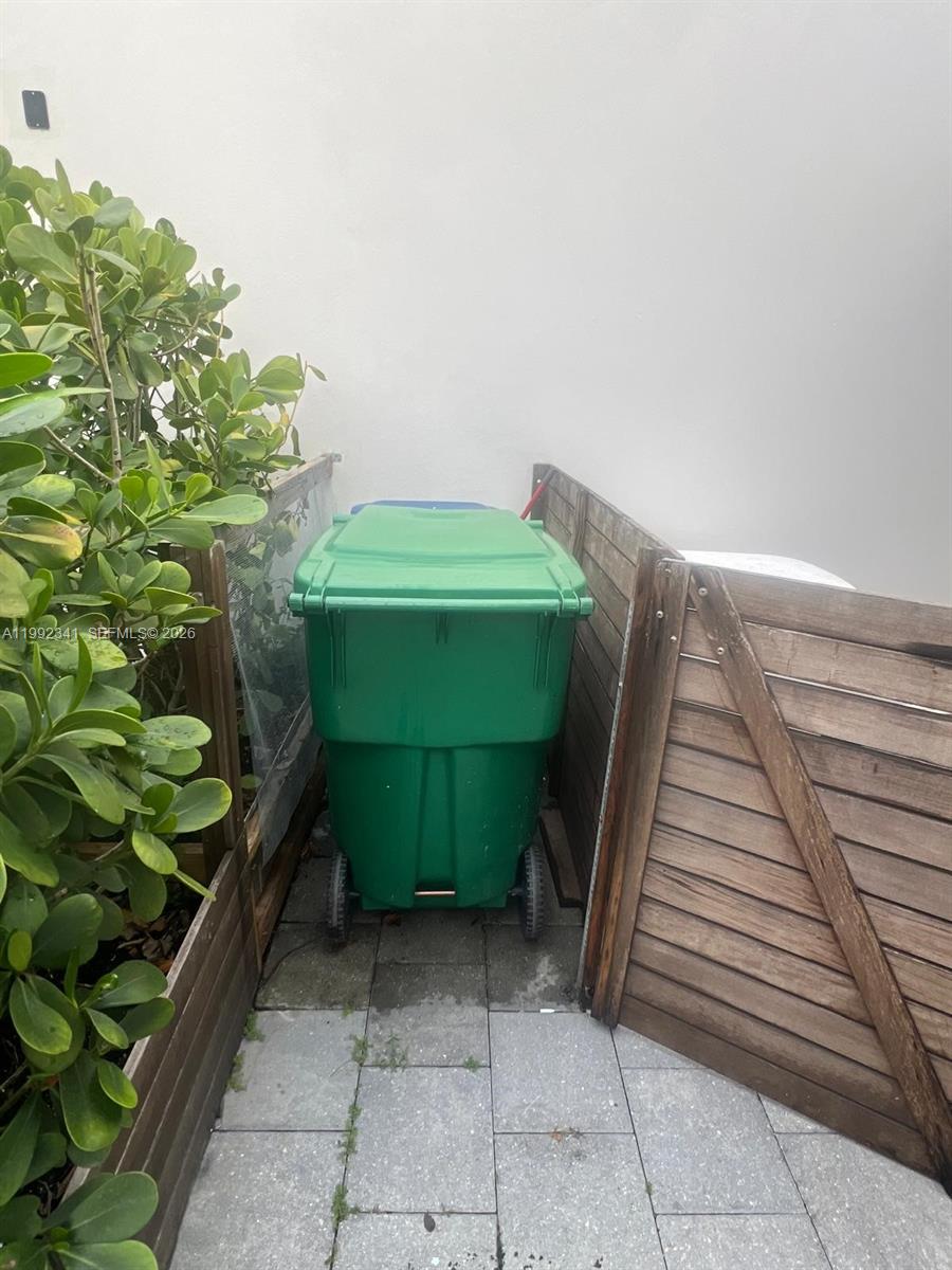 LANDMARK AT DORAL CENTRAL - Residential Lease