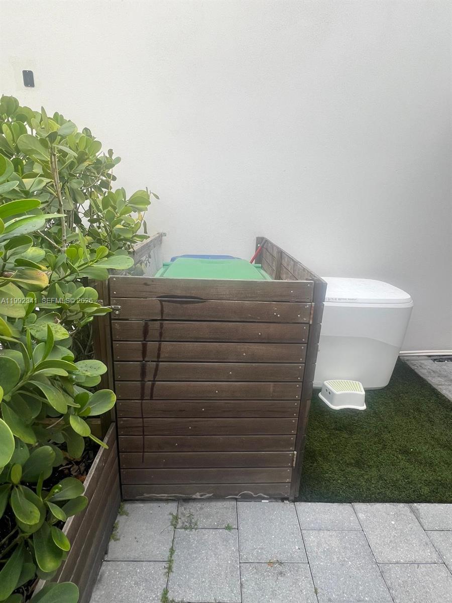 LANDMARK AT DORAL CENTRAL - Residential Lease