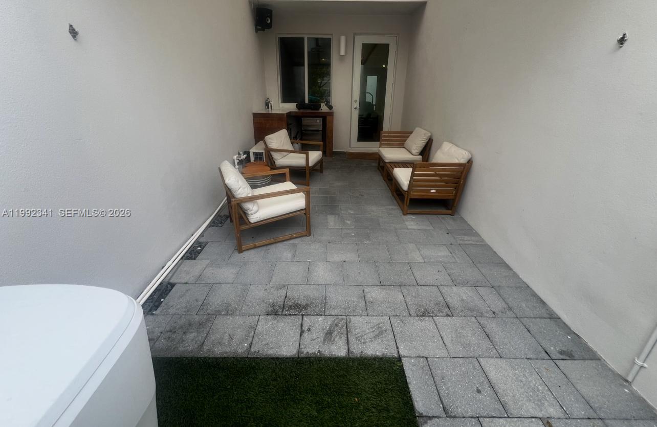 LANDMARK AT DORAL CENTRAL - Residential Lease