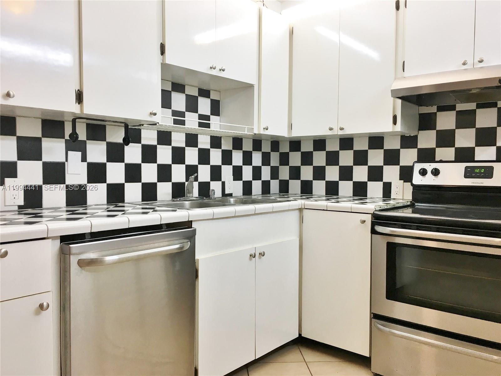 UNIVERSITY MNR - Residential Lease