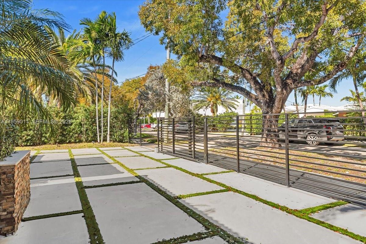 BISCAYNE POINT - Residential Lease