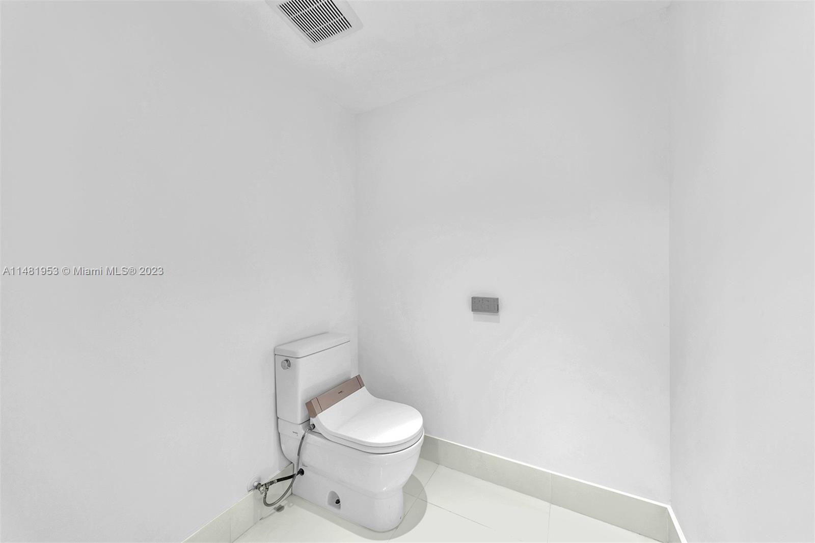 PARQUE TOWERS CONDO - Residential Lease