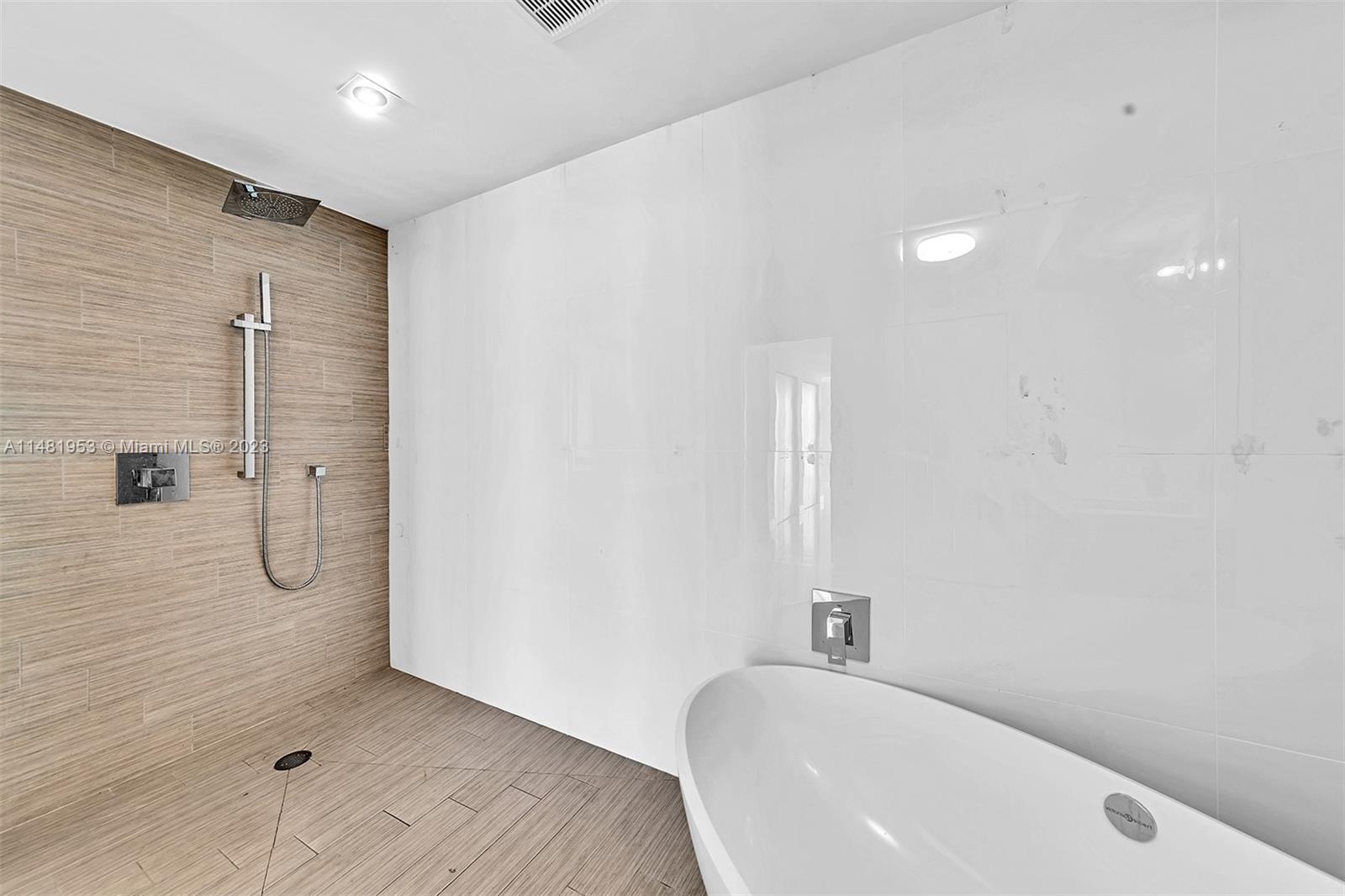 PARQUE TOWERS CONDO - Residential Lease