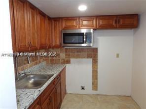 LAUDERDALE OAKS CONDO I - Residential Lease