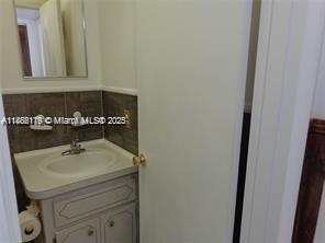 LAUDERDALE OAKS CONDO I - Residential Lease