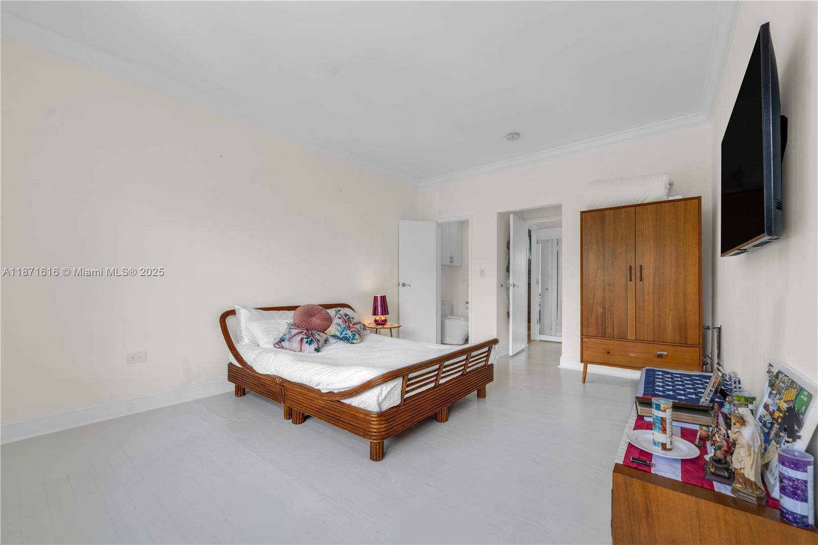 THE ESQUIRE HOUSE OF M B - Residential