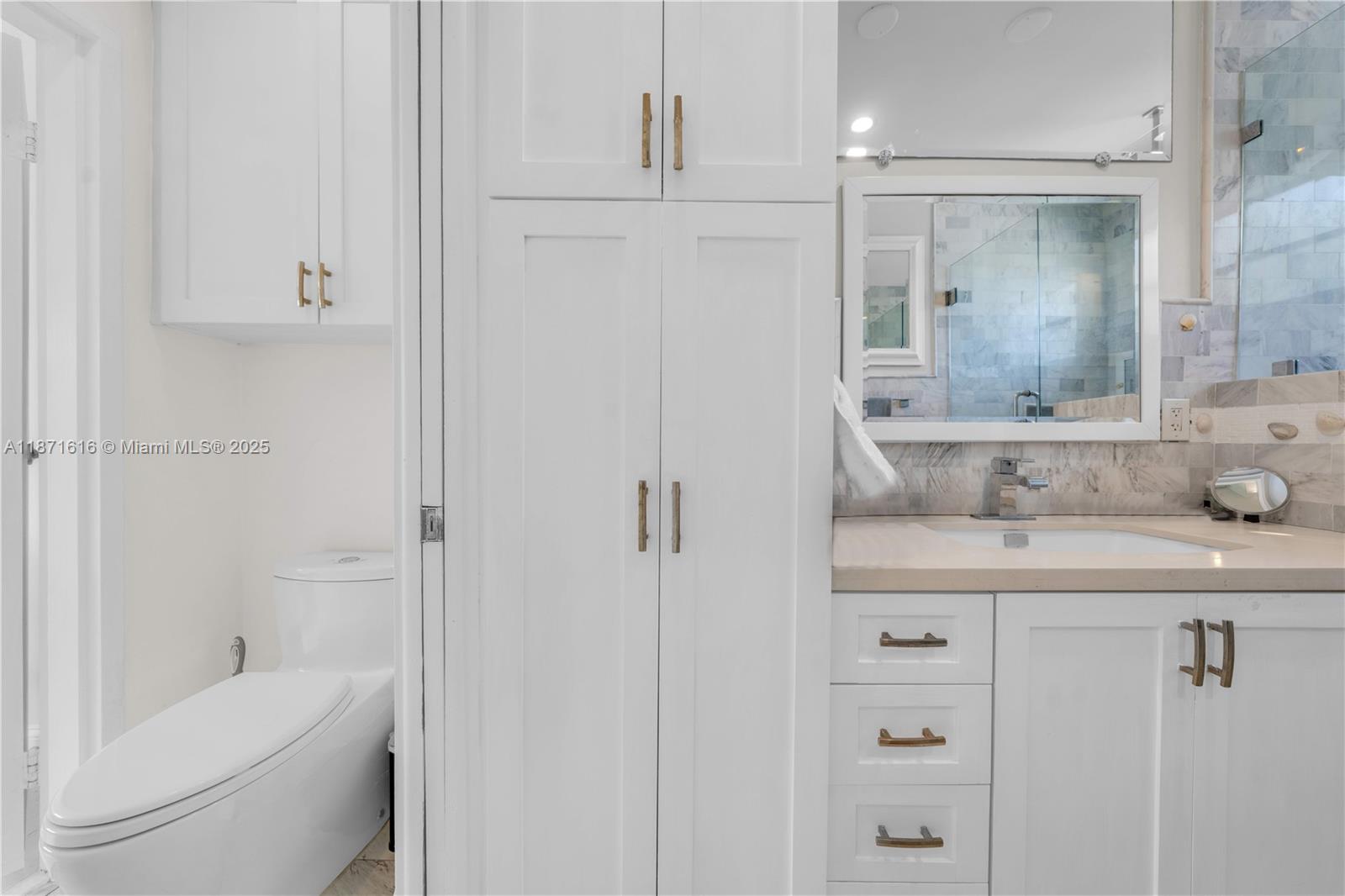 THE ESQUIRE HOUSE OF M B - Residential