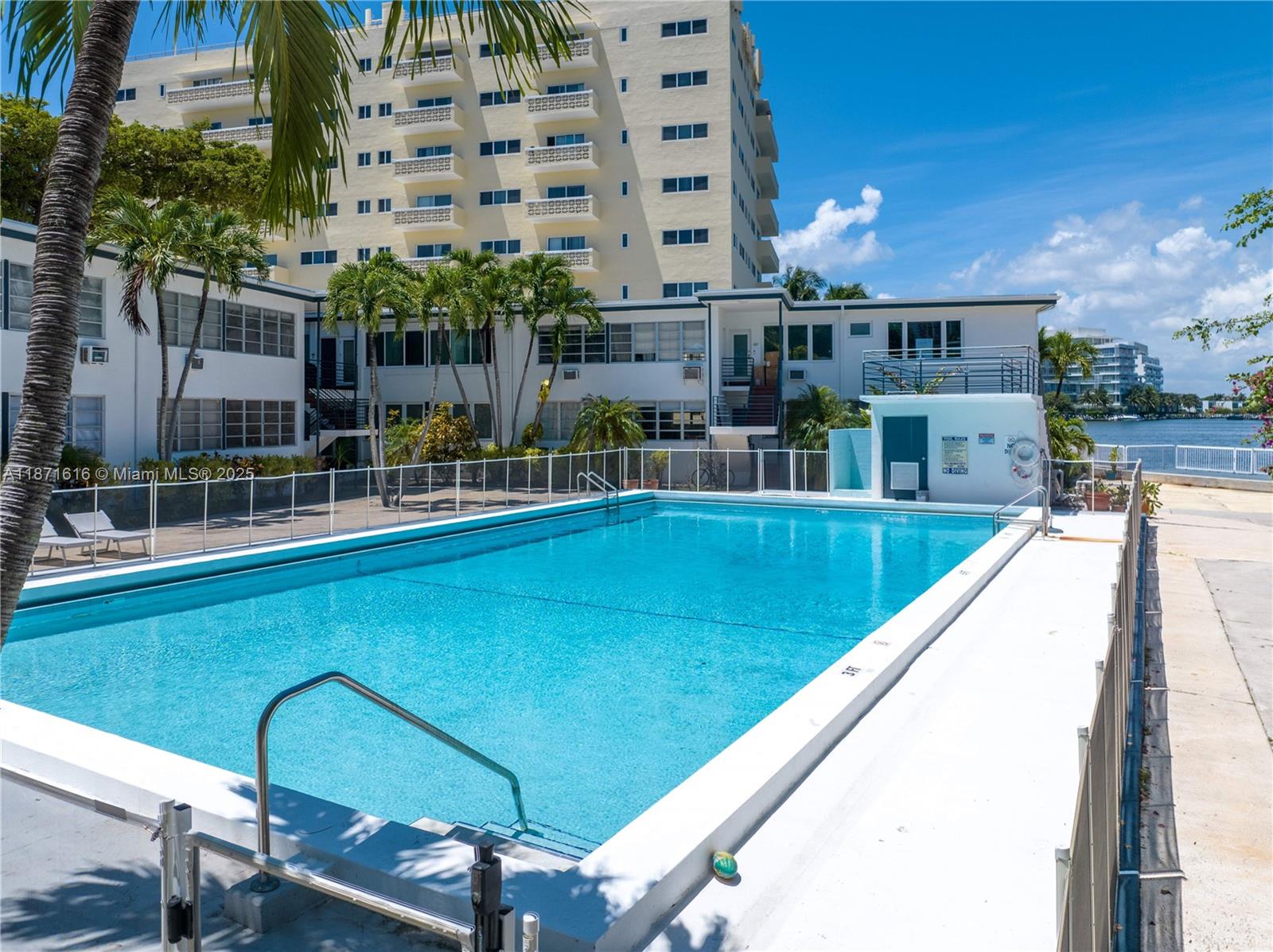 THE ESQUIRE HOUSE OF M B - Residential