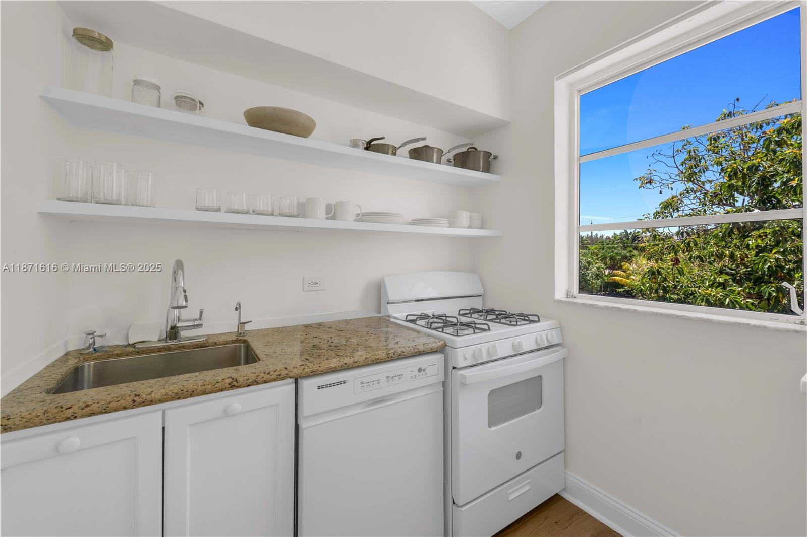 THE ESQUIRE HOUSE OF M B - Residential