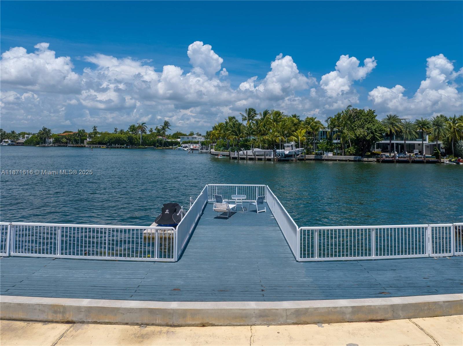 THE ESQUIRE HOUSE OF M B - Residential