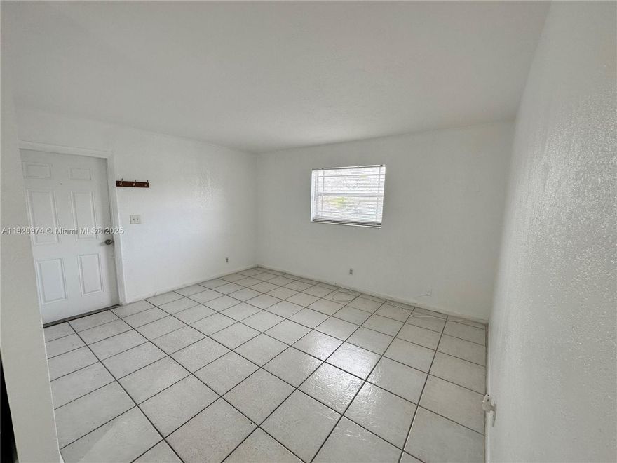 SPACIOUS ONE BEDROOM AND ONE BATHROOM APARTMENT, CENTRAL A/C, UPSTAIRS/CORNER UNIT, WATER INCLUDED.
