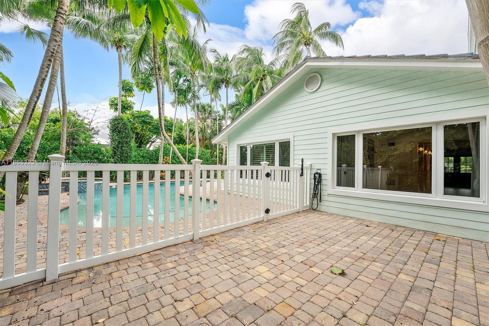 SUN AND SURF CLUB COMMUNI - Residential