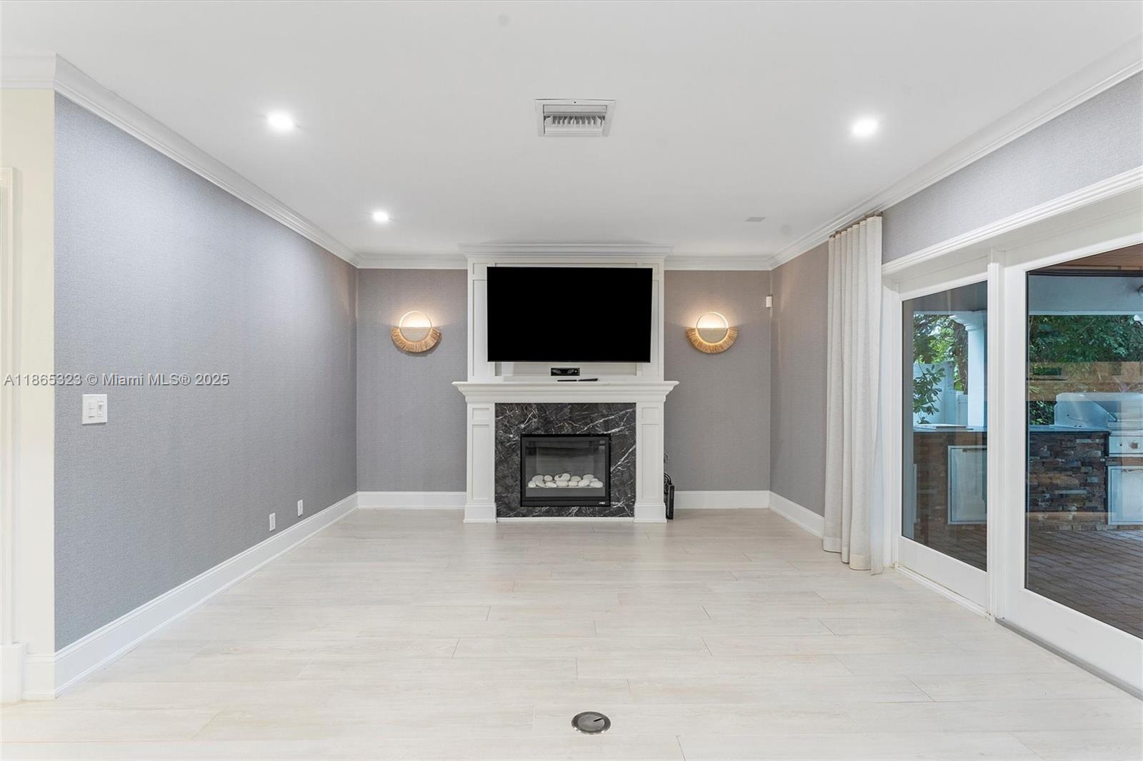 SUN AND SURF CLUB COMMUNI - Residential