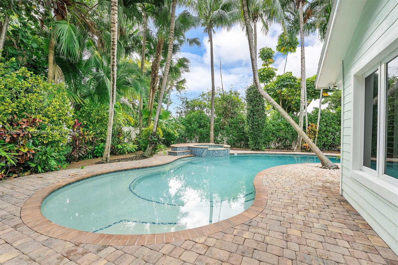 SUN AND SURF CLUB COMMUNI - Residential