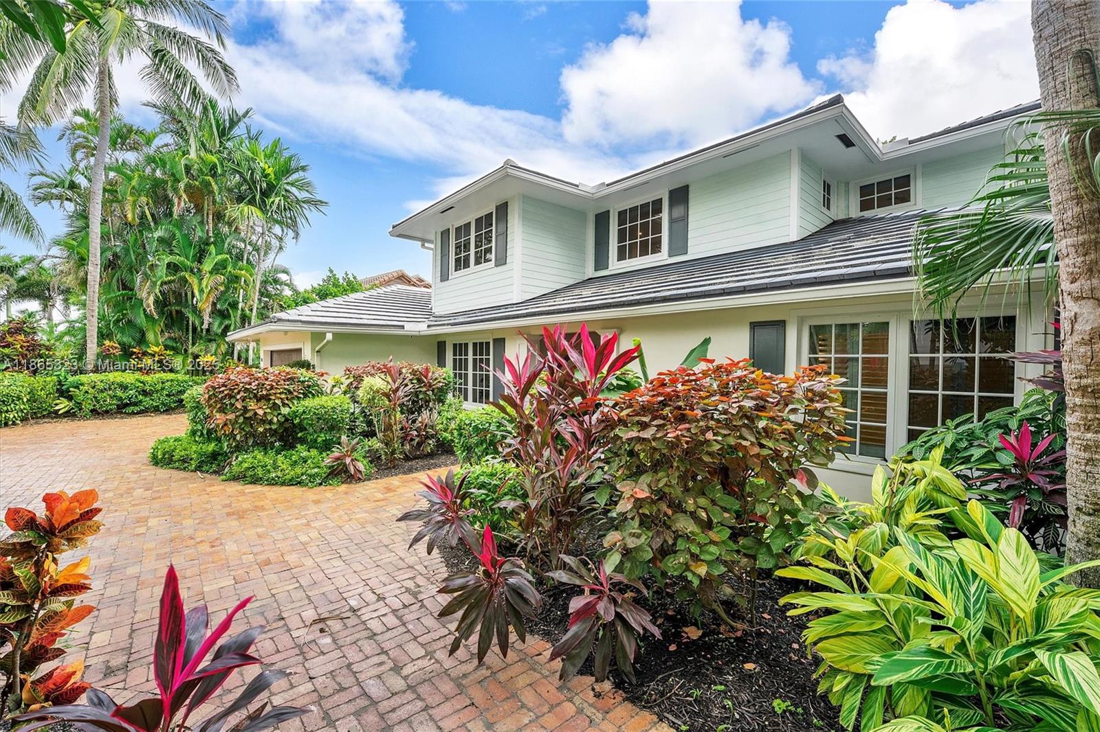 SUN AND SURF CLUB COMMUNI - Residential